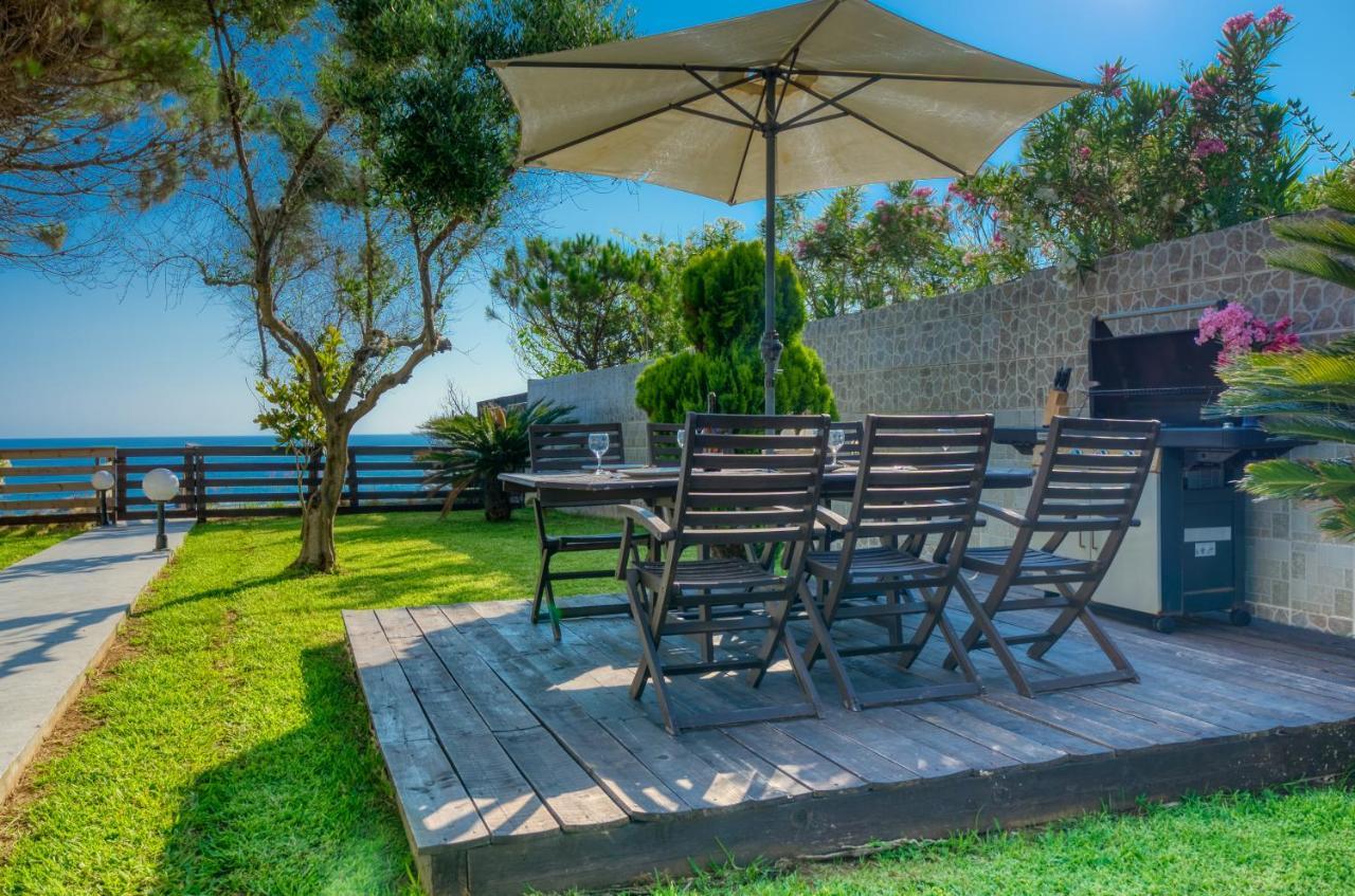Villa Angela Ágios Matthaíos Bagian luar foto