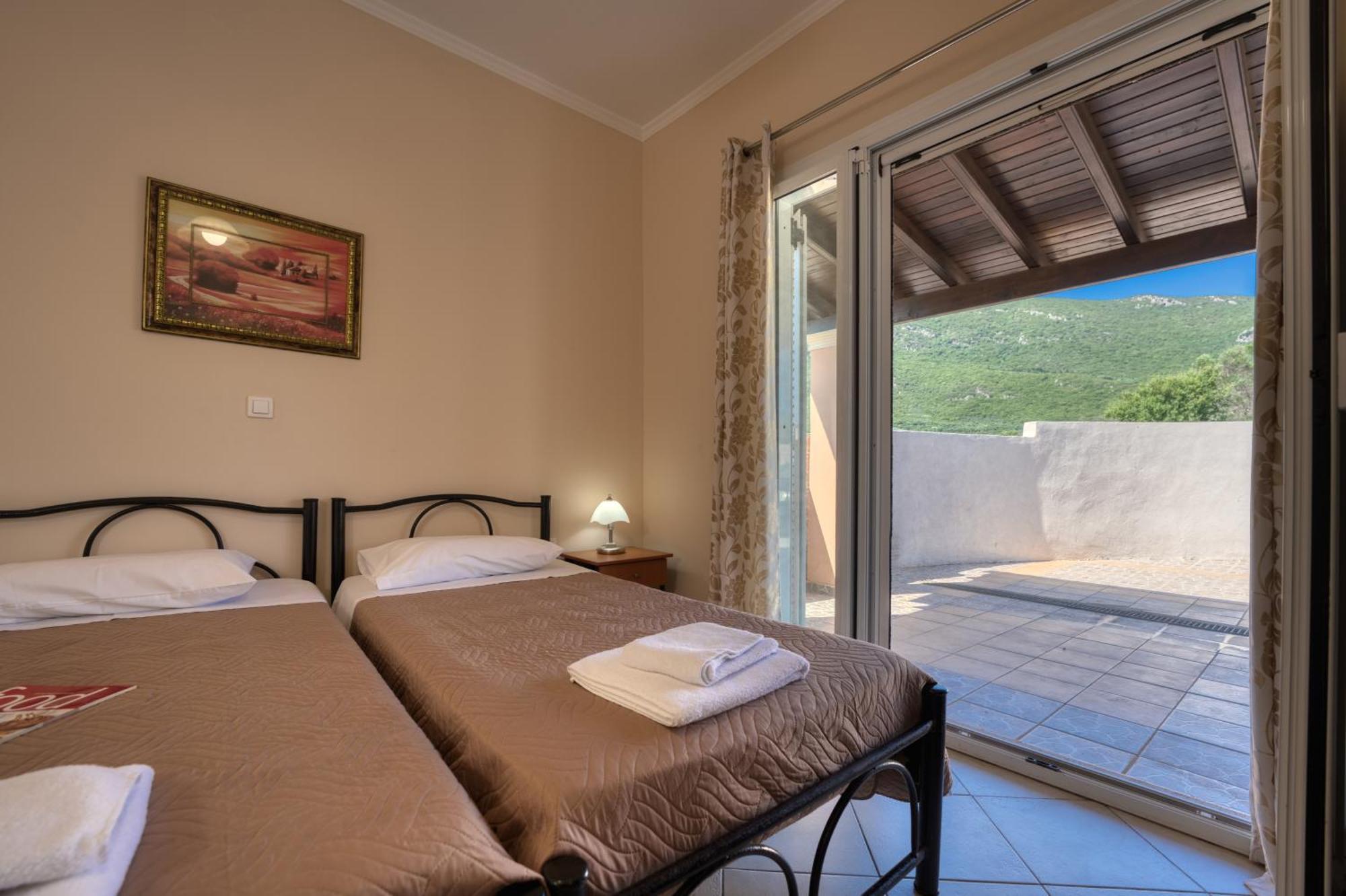 Villa Angela Ágios Matthaíos Bagian luar foto