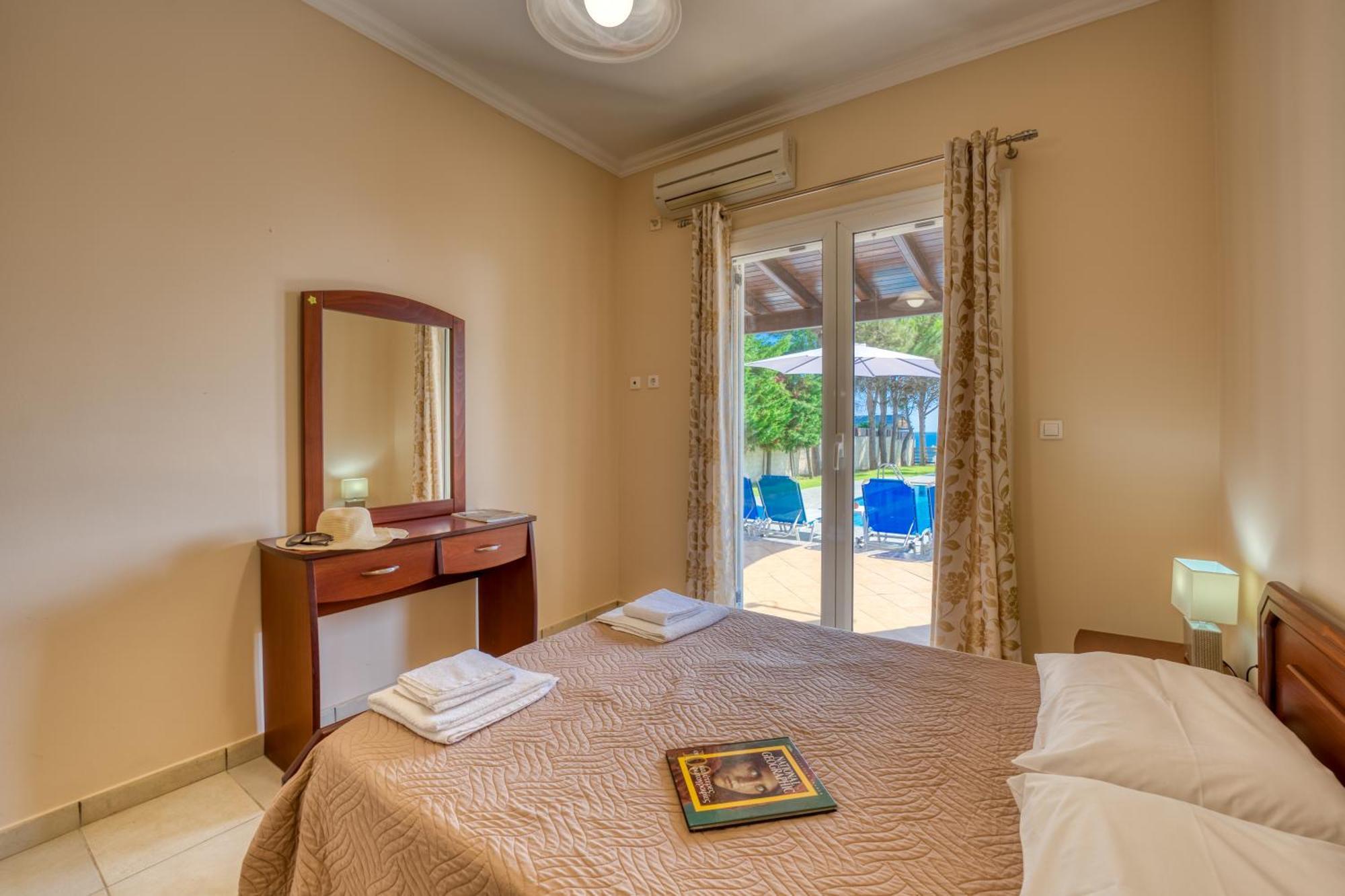 Villa Angela Ágios Matthaíos Bagian luar foto
